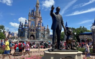 厦门迪士尼早盘小幅下跌 计划裁员1000人